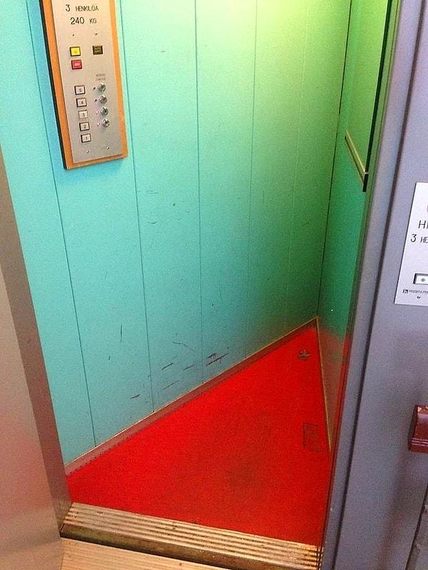 12. Bu asansöre bindiğini ve kapının kapandığını hayal et bir de...