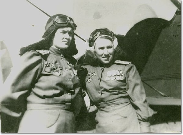 2. На каких самолетах происходили ночные бомбардировки фашистов знаменитыми женскими авиаполками?