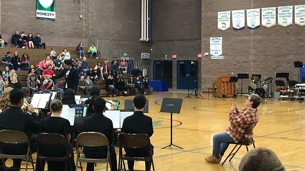 7. Эта мамочка села посреди сцены, чтобы ей было удобнее фотографировать свое чадо