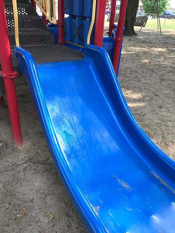 19. Мама никак не реагировала на то, что ее сынок разливал сок на каждую горку детской площадки