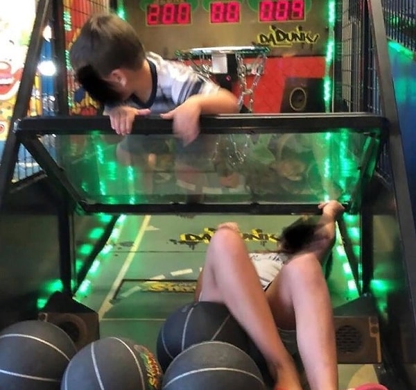 25. И завершает наш парад "яжматерей" и "яжотцов" дама, которая позволила своим детям забраться в игровой автомат и сделала с ними фото, при этом причитая: «Ох уж эти дети! Ничего не могу с ними поделать!»