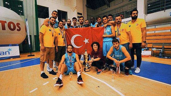 Beykent Üniversitesi Erkek Basketbol Takımı, son düdük çaldığında 90-78’lik skorla rakibinin gerisinde kalarak, Avrupa Şampiyonasında İkincilik elde etti.