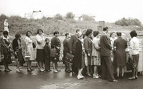 23. А вот так выглядела очередь за... огурцами!