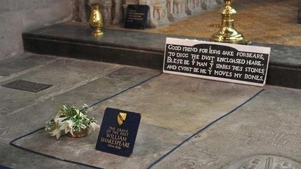 10. William Shakespeare kimse kemiklerini çalmasın diye mezar taşına lanet kazıtmıştır.