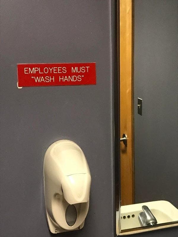 2. Bu "Çalışanlar 'ellerini yıkamalı'" yazan tabelanın alaycılığı ise göz korkutuyor.