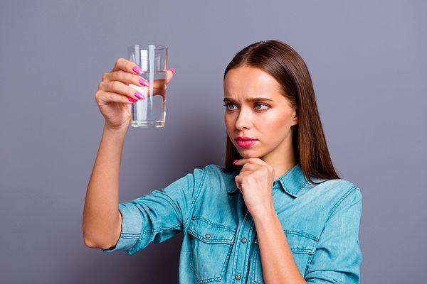 10. Saf suyun içilmesi halinde vücuttaki iyon dengesinin bozulacağı, aşırı içilmesi halindeyse su zehirlenmesine yol açabileceği belirtilmektedir.