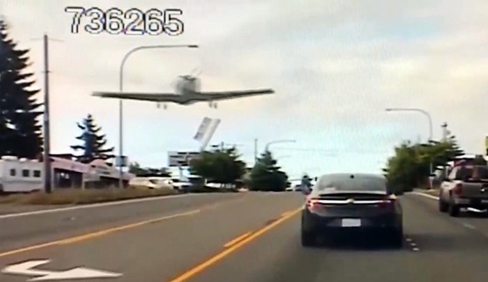 Motoru Arızalanınca Araç Yoluna Acil İniş Yapan Uçağın O Anları!