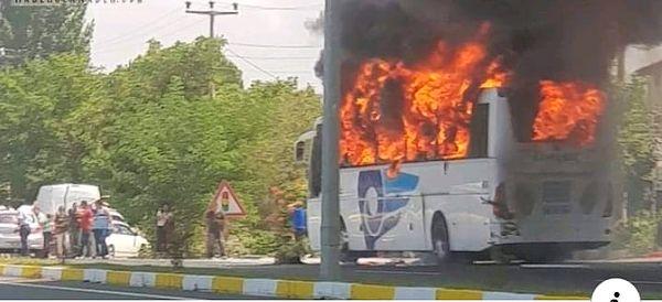 İlk belirlemelere göre otobüste bulunan 15 kişi yaralandı, 5 kişi ise yaşamını yitirdi.