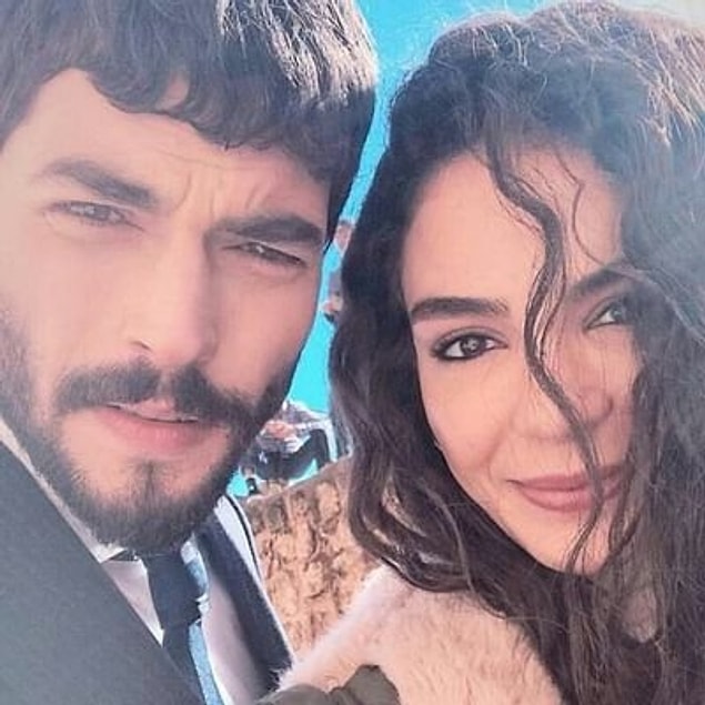 Akın Akınözü ise rol arkadaşı Ebru Şahin ile yakıştırılıyor ancak ortada bilinen kesin bir şey yok tabii.