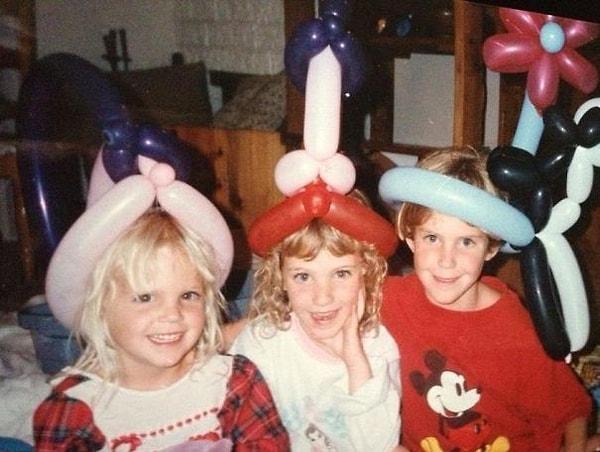 20. "Kız kardeşlerimle kafamıza balondan yapılan şapkaları taktığımız fotoğrafı buldum. Bence en iyisini ortadaki kardeşim almış."