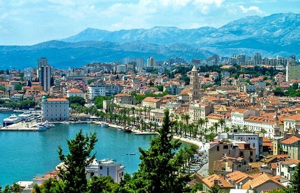 3. Официальное название какой европейской страны Греция отказывается признавать?