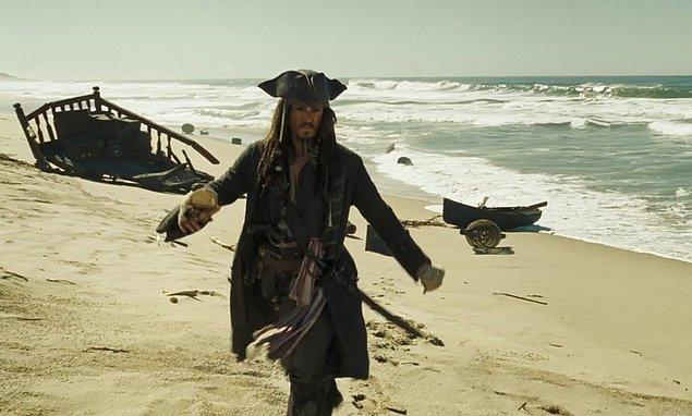 19. 2003-2017 yapımı 'Pirates of the Caribbean' filmlerinde Kaptan Jack Sparrow her zaman sarhoş olduğu için değil, güvertede yürüme alışkanlığından ötürü sendeliyor.
