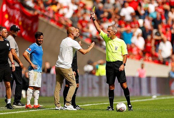 Uluslararası Futbol Birliği Kurulu'nun yeni kurallarına göre artık teknik direktörler de sarı kart görebiliyor. Bu cezayı çeken ilk kişi de City'nin patronu Guardiola oldu. İspanyol teknik adam, hakeme itirazlarından dolayı sarı kartla cezalandırıldı.
