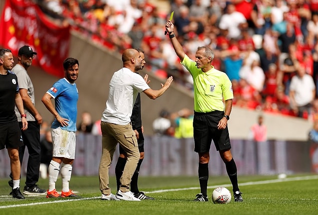 Uluslararası Futbol Birliği Kurulu'nun yeni kurallarına göre artık teknik direktörler de sarı kart görebiliyor. Bu cezayı çeken ilk kişi de City'nin patronu Guardiola oldu. İspanyol teknik adam, hakeme itirazlarından dolayı sarı kartla cezalandırıldı.