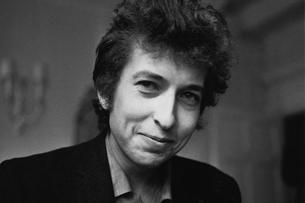 17. Bob Dylan sadece şarkı Söyleme konusunda değil heykel ve kaynak yapma konusunda da oldukça başarılı!