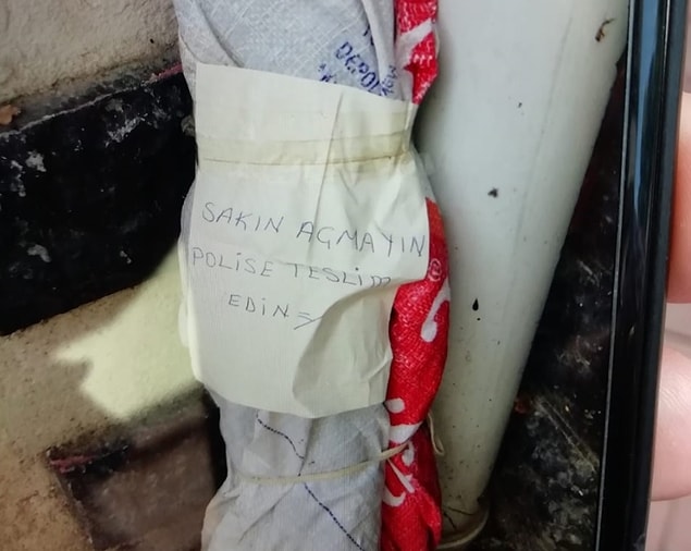 Açılan çuvalın içinden, 1 lav silahı ve 5 adet el bombası çıktı. Silahlar alınarak, emniyete götürüldü.