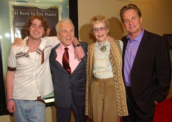 8. Üç kuşak aynı yapımda. Douglas ailesinden Kirk, Michael ve Cameron "It Runs In The Familiy" filminde bir araya geldiler.