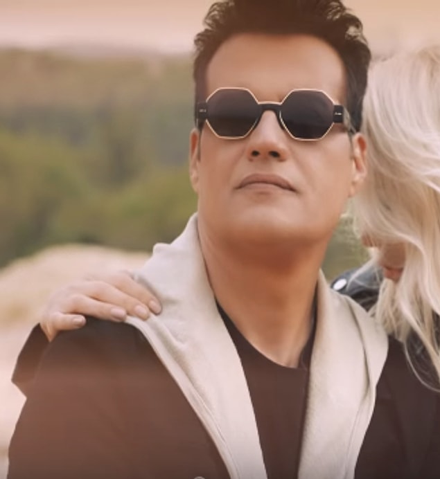 2. 1989 yılında "Bir Efsane" klibi ile hayatımıza giren Hakan Peker, 2019 yılında yayınladığı son klibi "Mesaj At"ta asla yaşlanmadığını gösteriyor.