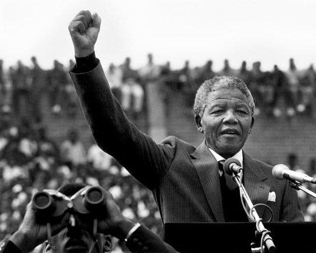 1962 - Nelson Mandela hapse girdi (1990'da serbest kalacak).