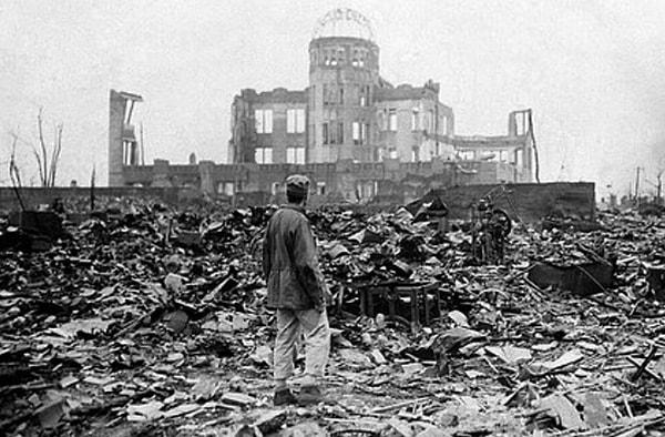 1945 - II. Dünya Savaşı'nda ABD tarafından Japonya'nın Hiroşima kentine atom bombası atıldı: 70.000 kişi o anda, on binlerce insan da ileriki yıllarda radyasyon nedeniyle öldü. Zamanla radyoaktivite'nin yol açtığı kanserler de dahil ölü sayısı 200 binin üstüne çıktı.