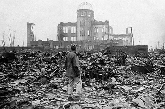 1945 - II. Dünya Savaşı'nda ABD tarafından Japonya'nın Hiroşima kentine atom bombası atıldı: 70.000 kişi o anda, on binlerce insan da ileriki yıllarda radyasyon nedeniyle öldü. Zamanla radyoaktivite'nin yol açtığı kanserler de dahil ölü sayısı 200 binin üstüne çıktı.