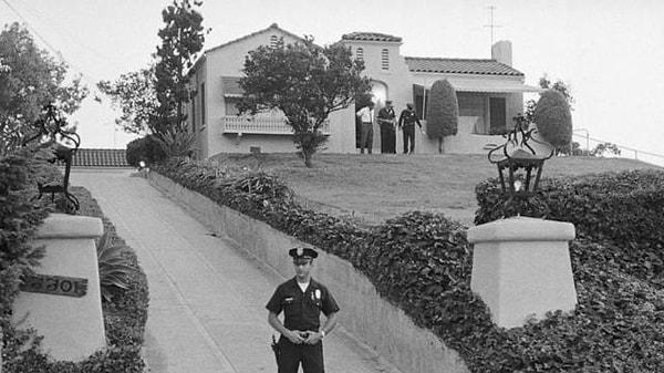 1969 - Charles Manson liderliğindeki bir kült grup üyeleri, Roman Polanski'nin hamile eşi Sharon Tate, Abigail Folger, Polonyalı oyuncu Wojciech Frykowski, erkek kuaförü Jay Sebring ve lise mezunu bir genç Steven Parent'i Los Angeles'ta öldürdüler.