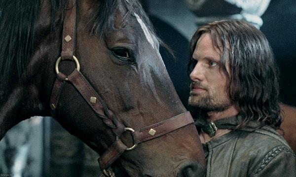 11. Aragorn'u canlandıran Viggo Mortensen, filmde kullanılan iki atı satın almış.