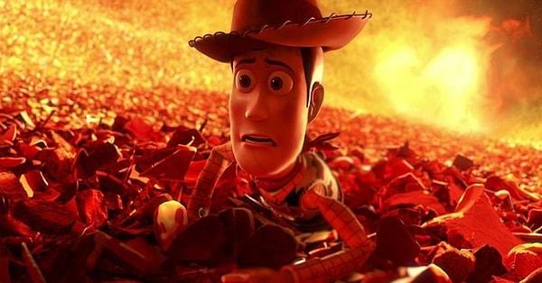 17. "Toy Story" filminde Woody'nin Buzz'ı kasıtlı olarak pencereden attığı bir sahne olacaktı.