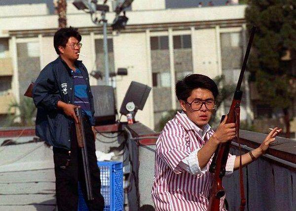 1. 1992 Los Angeles Olaylarında eczanelerini yağmadan korumaya çalışan Kore asıllı Amerikan vatandaşları.