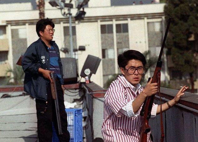 4. 1992 Los Angeles Olaylarında eczanelerini yağmadan korumaya çalışan Kore asıllı Amerikan vatandaşları.