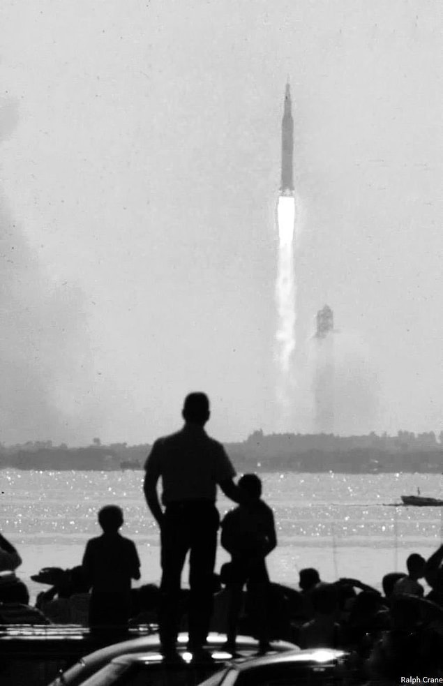 6. Apollo 11'in kalkışını izleyen baba oğul.