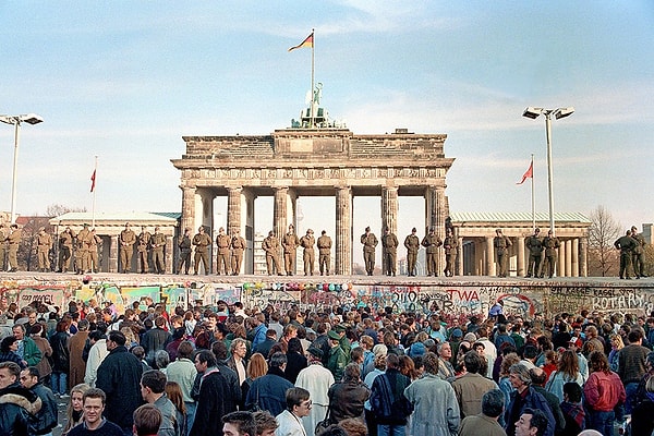 12. В каком году объединились ГДР и ФРГ?