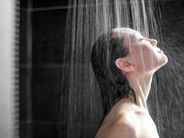 11. Sıcak suyla duş almak