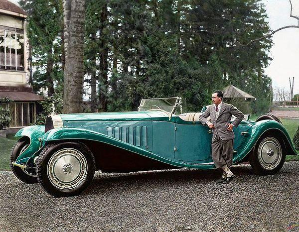 12. Jean Bugatti kendi ürettiği Bugattisiyle.
