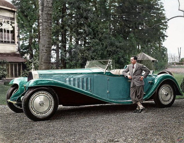 13. Jean Bugatti kendi ürettiği Bugattisiyle.