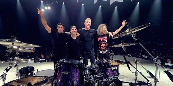 2. 25 Haziran 1993 yılında İnönü Stadında verdikleri konser ile Metallica, müthiş şovlarıyla herkesi kendilerine hayran bırakmıştı.