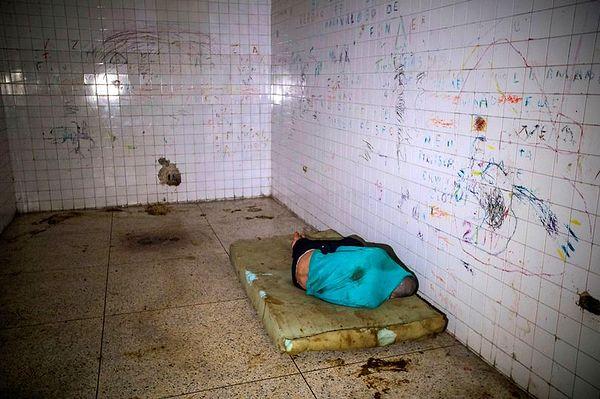 Bu rahatsız edici fotoğraflar, Venezuela'da yaşanan krizin zihinsel sağlık tesisleri üzerindeki etkilerini gösteriyor.