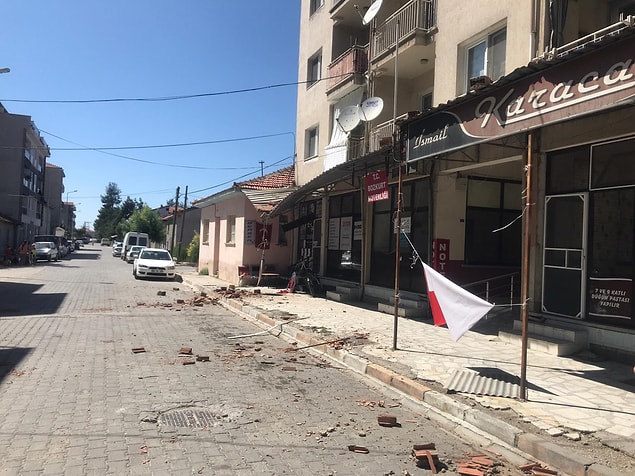 Paniğe kapılan bir vatandaş pencereden atladı...