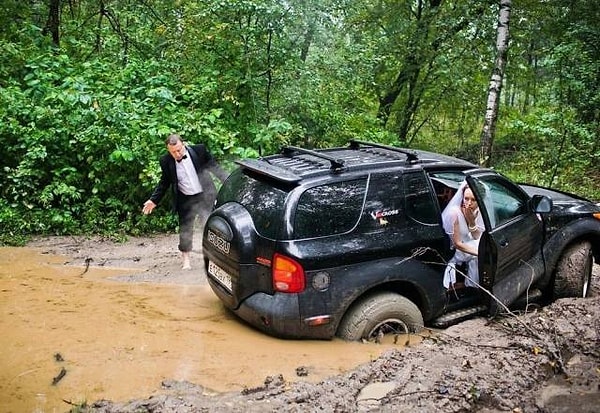 5. Не так они планировали провести свадебное путешествие, ох, не так 👰🤵