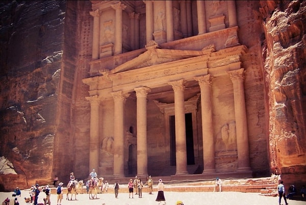 8. Это древний город Петра, а где он находится?