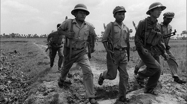 Vietnam'ın Kamboçya'yı işgal etmesiyle rejimi sona eren Pol Pot, fazla direnemedi ve Tayland'a kaçtı.