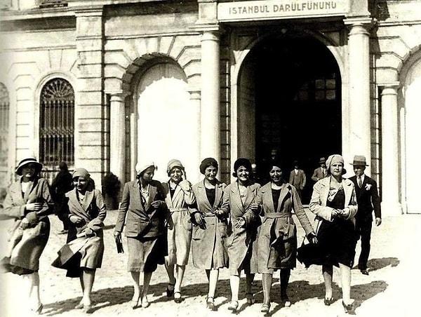 5. İstanbul Üniversitesi önü, 1935.