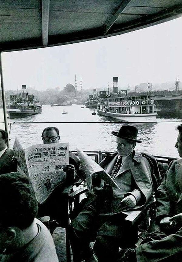 7. Karaköy'de vapurun kalkmasını bekleyen yolcular, İstanbul, 1950.