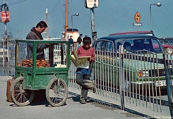 27. Galata Köprüsü'nde karikatür dergisi okuyan bir çocuk, İstanbul, 1980.