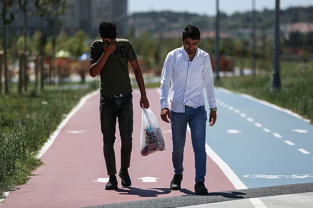 Menekşe Parkı civarında yaşayanlar, Kurban Bayramı'nda başlayan kötü kokudan rahatsız durumda.