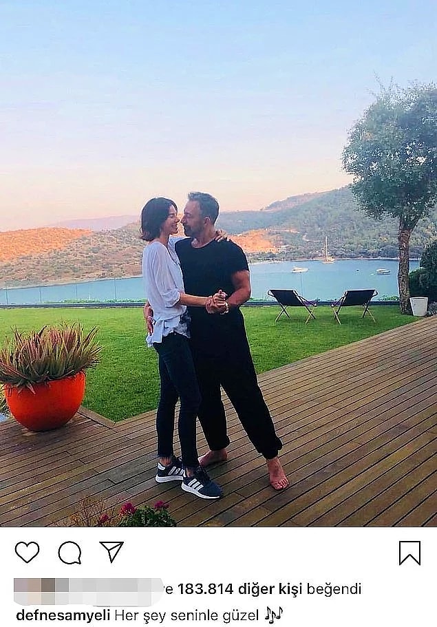 Bildiğiniz üzere Defne Samyeli ve Cem Yılmaz, bir yılı aşkın bir süredir birlikteler.