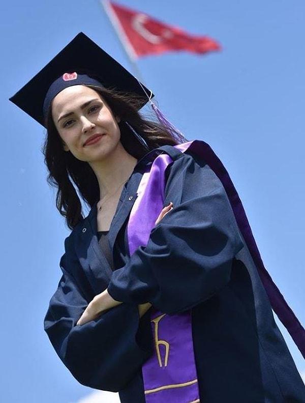 İlk, orta ve lise eğitimini Ankara'da tamamlayıp, Hacettepe Üniversitesi Beden Eğitimi bölümünden mezun olduktan sonra, Selçuk Üniversitesi'nde yüksek lisans eğitimine başladı.