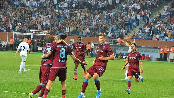 11. dakikada Trabzonspor öne geçti. Sosa’nın sağdan ortasında, ceza alanında altıpas içinde iyi yükselen Sörloth’un kafa vuruşunda, top filelerle buluştu: 1-0
