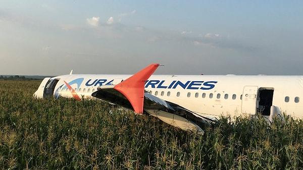 Rusya Sağlık Bakanlığı yetkilileri, bir kuş sürüsüne çarpması ve motorlarının normal biçimde çalışmayı bırakması nedeniyle başkent Moskova'nın güneydoğusundaki bir mısır tarlasına acil iniş yapan Airbus 321 tipi yolcu uçağındaki 23 kişinin yaralandığını, ancak kimsenin hayatını kaybetmediğini söyledi.