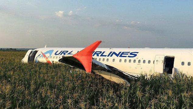Rusya Sağlık Bakanlığı yetkilileri, bir kuş sürüsüne çarpması ve motorlarının normal biçimde çalışmayı bırakması nedeniyle başkent Moskova'nın güneydoğusundaki bir mısır tarlasına acil iniş yapan Airbus 321 tipi yolcu uçağındaki 23 kişinin yaralandığını, ancak kimsenin hayatını kaybetmediğini söyledi.